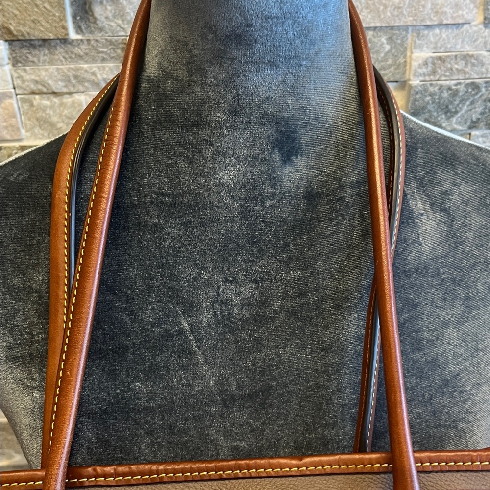 Dooney & Bourke Elegant Brown and Tan woman’s - Picture 8 of 16